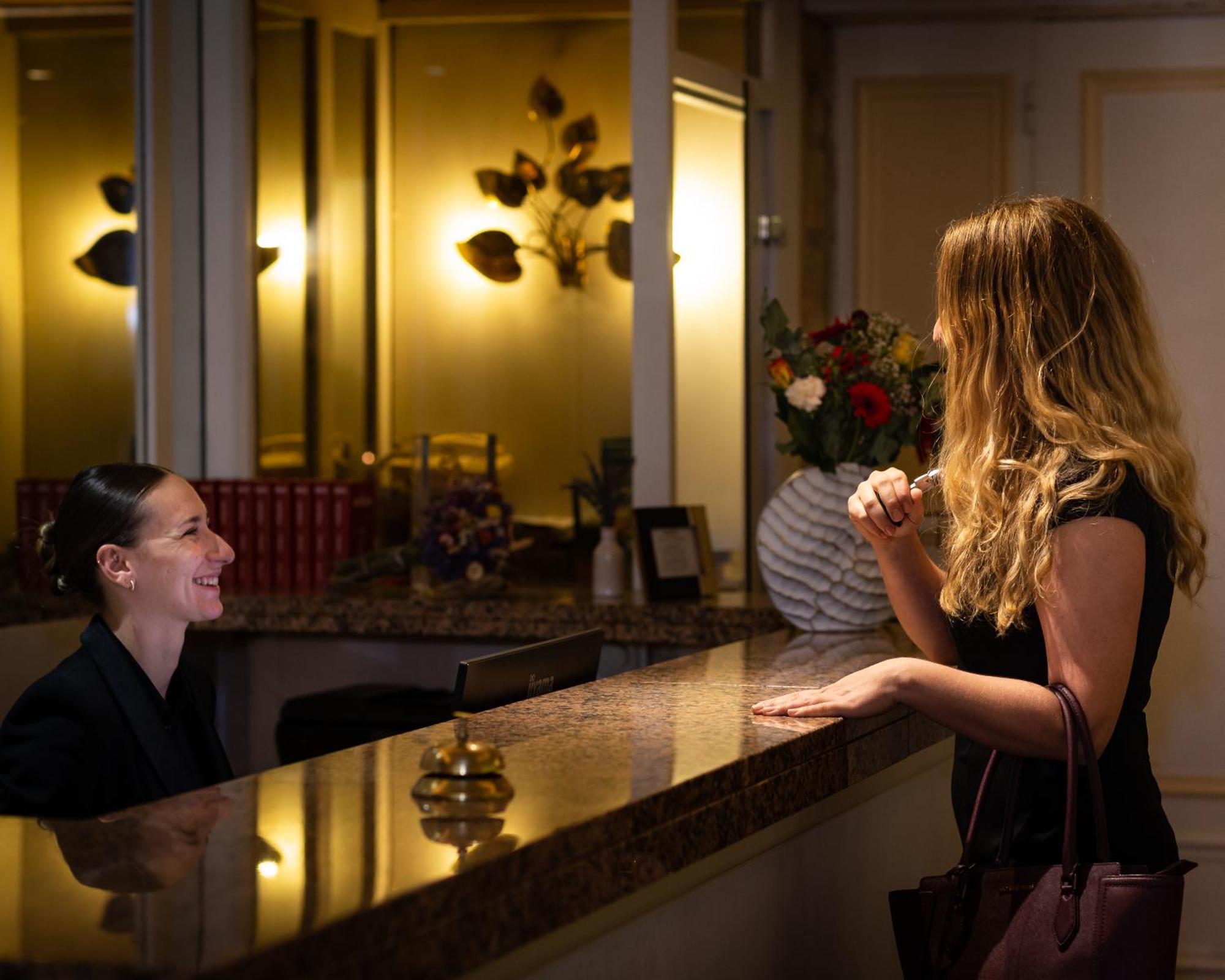 Hotel Restaurant Le Centenaire Les Eyzies Экстерьер фото